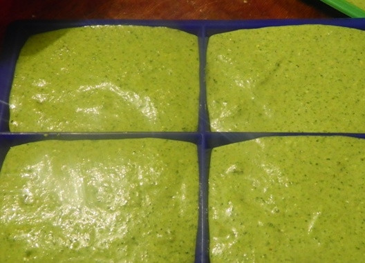 1. Этап. Диетические зеленые вафли с мороженым: Выпекать вафли можно и в духовке, и в вафельнице. Я готовлю вафли в силиконовых формах. Отправляем формы с тестом в разогретую до 220 градусов духовку и выпекаем 10-12 минут.