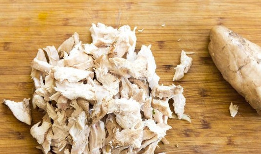 1. Этап. Салат из курицы с огурцами по-китайски: 4. Куриное филе предварительно отварите, после чего настругайте ножом на средние кусочки.