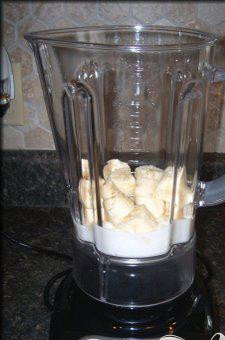 1. Этап. Коктейль из замороженного йогурта с лаймом и бананом: 3. В блендер сложить все компоненты будущего коктейля кроме замороженных и тщательно смешать.