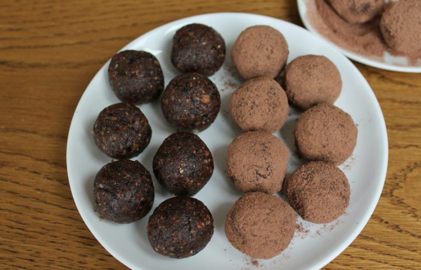 1. Этап. Полезные конфетки: Готовые конфеты выкладываем на плоскую тарелку и отправляем в холодильник на 20 минут.