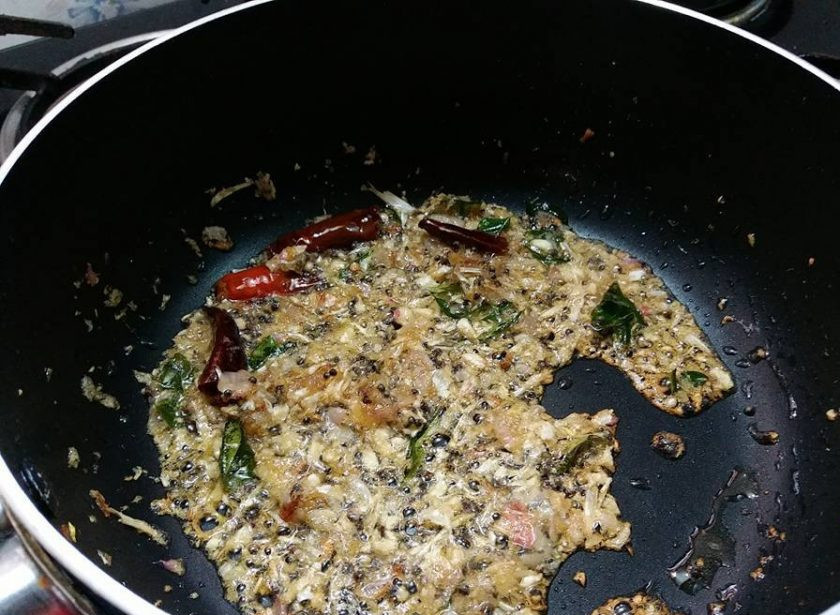 1. Этап. Индийский суп Расам: 2. Обжарьте измельченный чеснок и лук-шалот до золотистости.