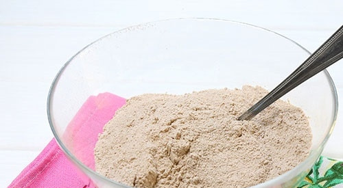 1. Этап. Торт Сникерс с безе: 4. Пока будет остывать безе, можно испечь корж. В глубокую мисочку просейте сухие ингредиенты: муку, разрыхлитель, какао. Добавьте сахар (обычный и ванильный). Все перемешайте.