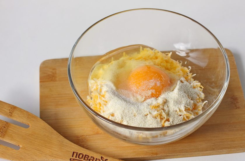 1. Этап. Галушки с сыром: Добавьте к сыру манку, яйцо и соль.