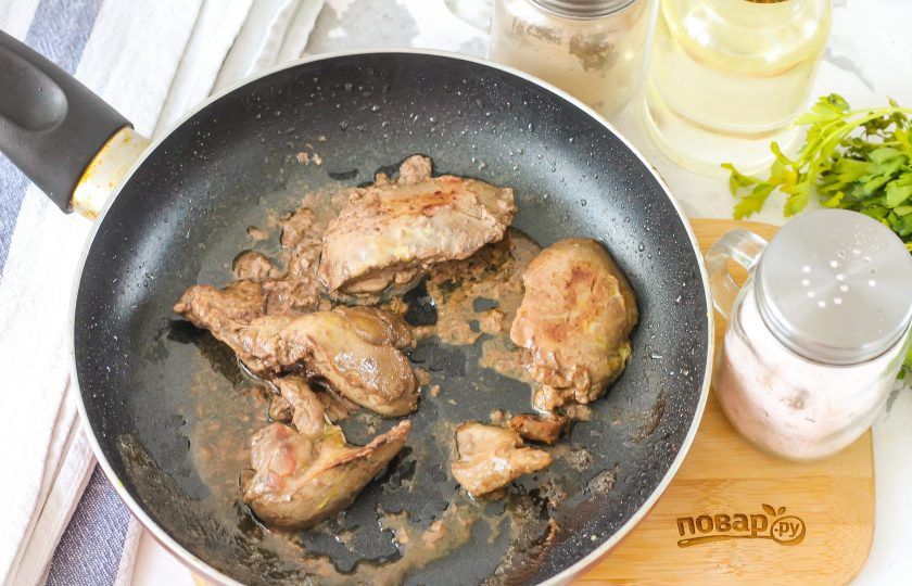 1. Этап. Омлет с печенью: Печень переверните на другую сторону и дожарьте еще 2-3 минуты. Из субпродукта должна перестать выделяться кровь. Долго жарить печень не нужно, она будет горчить и станет суховатой на вкус. Оптимальное время — 10 минут.