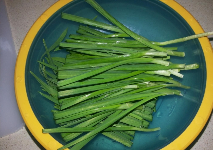 1. Этап. Салат из портулака: 2. Пучок дикого чеснока промываю под водой и обтираю бумажным полотенцем, нарезаю их на веточки длиной около 7 сантиметров.