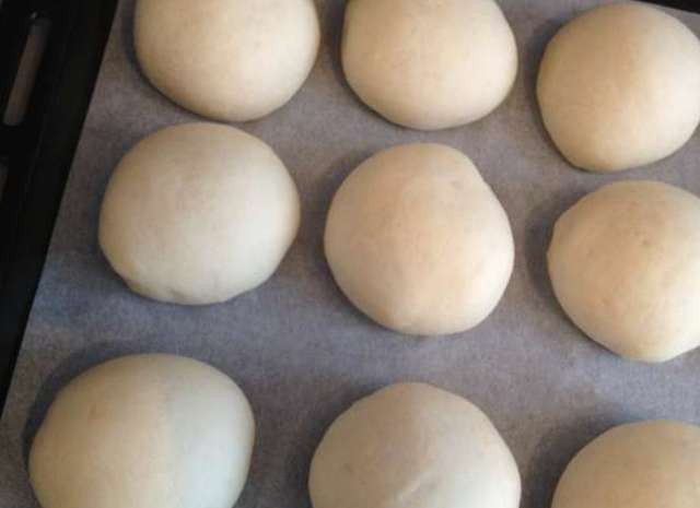 1. Этап. Тесто для пампушек: В результате заготовки пампушки должны увеличиться в размере, стать более округлыми и воздушными.