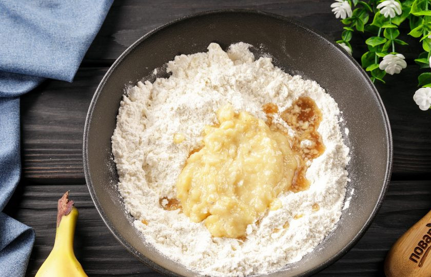 1. Этап. Банановые ароматные крекеры: Добавьте размятый вилкой банан. Чем спелее будет банан, тем ароматнее получится выпечка.