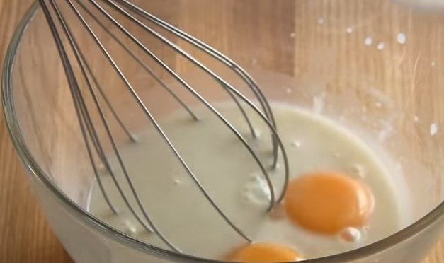 1. Этап. Слойки из слоеного теста с кремом Патисьер: 2. Добавьте 100 мл молока, перемешайте, а затем отправьте в крем желтки.