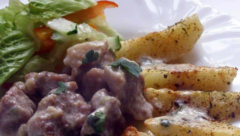 1. Этап. Мясо кусочками под соусом: Подавайте мясо с картофелем, полив соусом блюдо. Приятного аппетита!