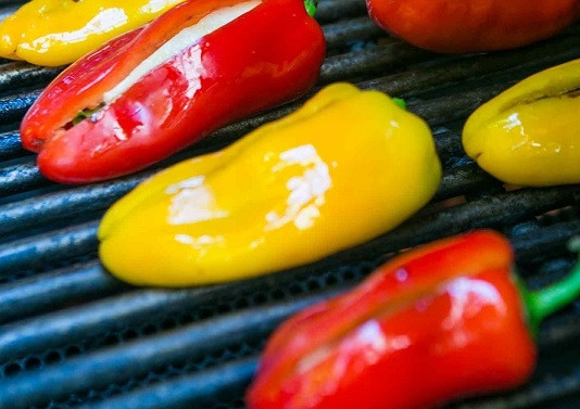 1. Этап. Перец на гриле с сыром и базиликом: 3. Выложите на гриль и жарьте 5-10 минут, пока сыр не расплавится, а перец не подрумянится.