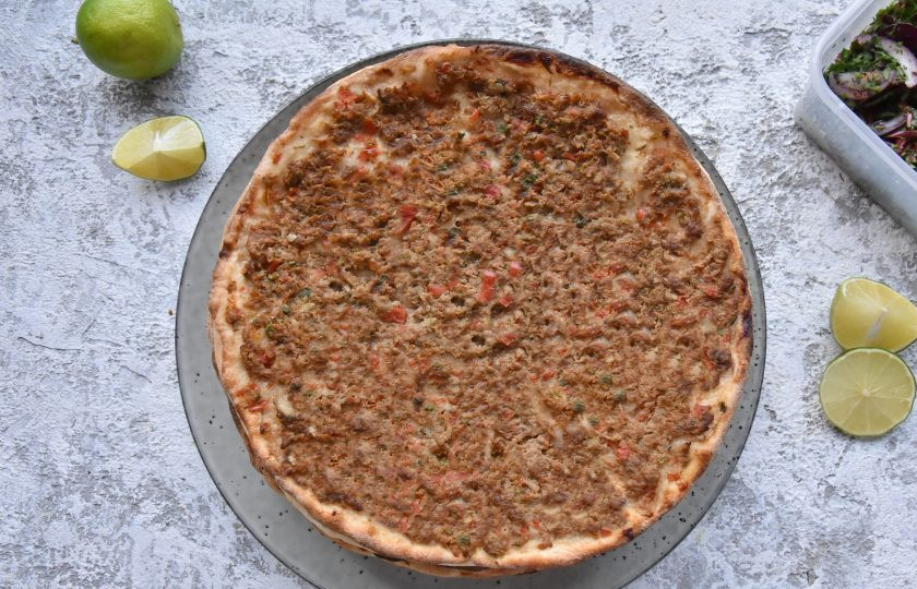 1. Этап. Лахмаджун по-турецки: Готовые лепешки сложите стопочкой и уберите в пакет или накройте пергаментом, чтобы они не остыли.