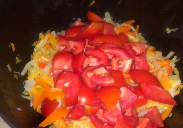 1. Этап. Аджика из помидоров и лука на зиму: Добавляем томаты, перемешиваем и тушим на медленном огне под крышкой 3-4 часа.