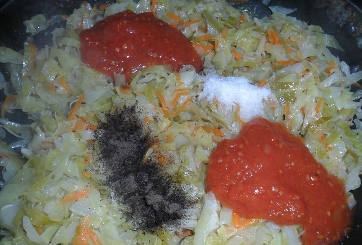 1. Этап. Тушеная капуста диетическая: 1. Моем все овощи и очищаем. Капусту мелко шинкуем, лук нарезаем кубиком, а морковь измельчаем на мелкой терке. В сковороду наливаем подсолнечное масло, выкладываем сразу все овощи, добавляем соль и перец, соус и воду, накрываем крышкой и готовим после закипания на слабом огне.