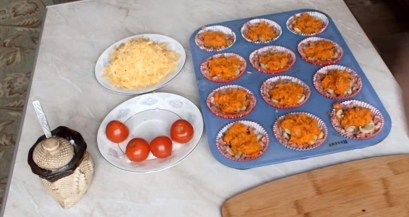1. Этап. Мясные корзиночки с грибами: В корзинки отправьте шампиньоны, сверху укладывайте обжаренную с луком морковь.