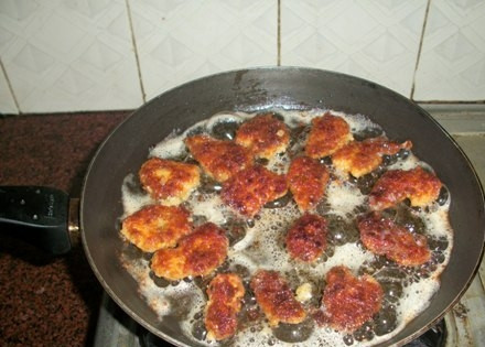 1. Этап. Самые вкусные наггетсы: 11. Обжаривайте их с каждой стороны до золотистой и хрустящей корочки.