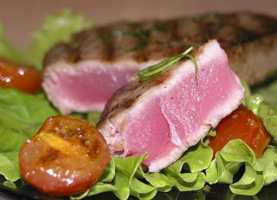 1. Этап. Стейк из тунца: 4. Салатные листья моем и вытираем бумажным полотенцем, выкладываем на стейк, украшаем помидорами черри. Приятного аппетита!