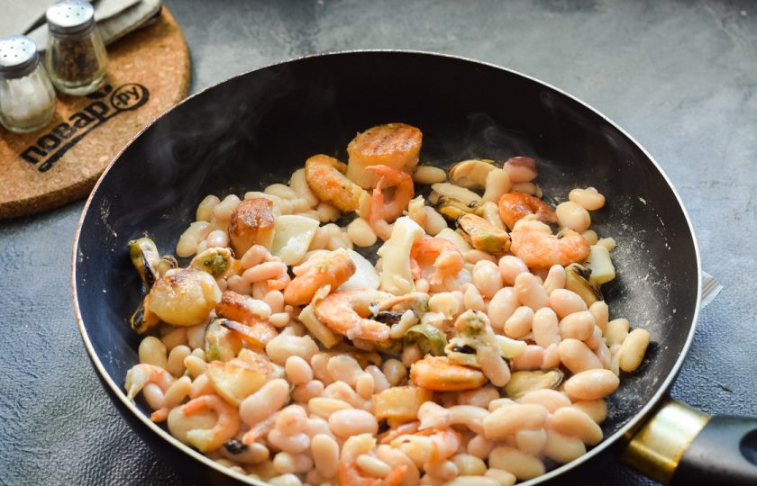 1. Этап. Фасоль с морепродуктами: Перемешайте все и прогрейте несколько минут.