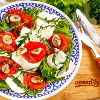 Салат с вялеными помидорами и рукколой