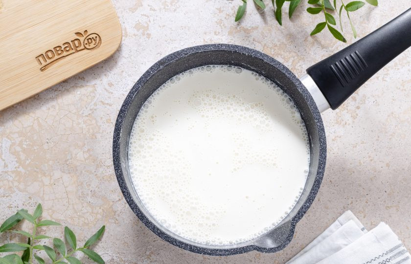 1. Этап. Йогурт на кокосовом молоке: Соедините соевое молоко с кокосовым. Подогрейте его до 36-40 градусов.