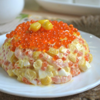 Салат Царский с креветками и красной икрой