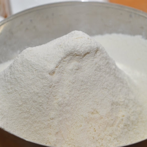 1. Этап. Бисквит Нежность: В миске смешиваем муку, соль и разрыхлитель. Отставляем.