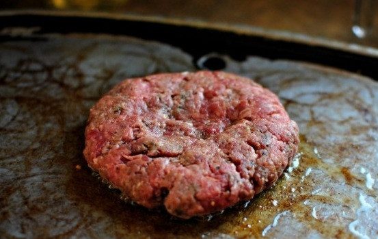 1. Этап. Котлеты для бургеров на сковороде: В сковороде разогреваем масло. На среднем огне обжариваем котлеты сначала с одной стороны в течение 5-6 минут.