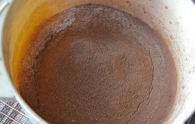 1. Этап. Роллы с фруктами: Взбиваем с сахаром ванилин, соль и яйца. Вливаем молоко, добавляем цедру. Всыпаем муку с какао постепенно, перемешиваем.