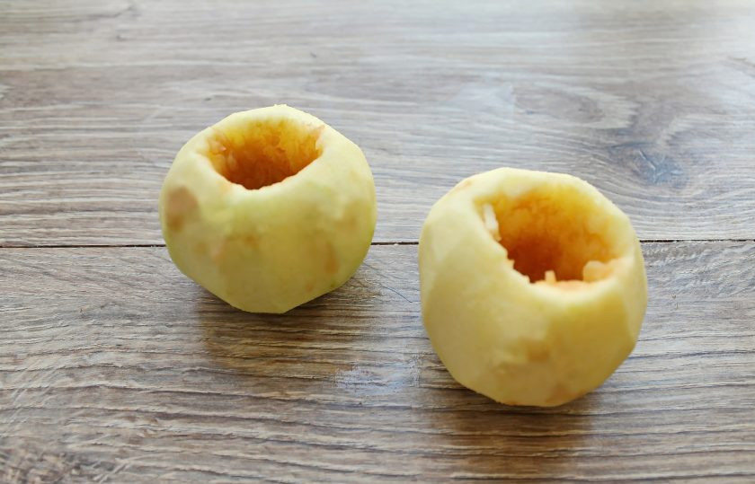 1. Этап. Яблоки запеченные по-киевски: Яблоки очистите от кожуры, удалите сердцевину, не прорезая края и донышко.