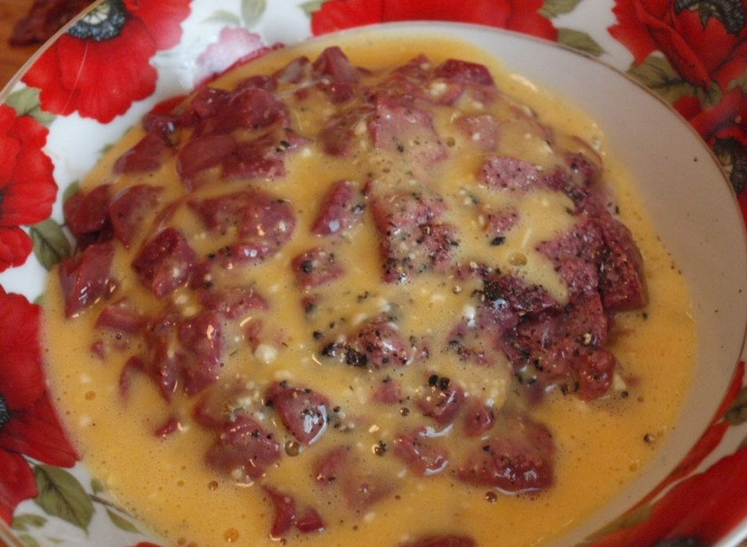 1. Этап. Курица в рукаве для запекания: 5. Мука впитает в себя лишнюю влагу и при запекании соус размягчит начинку.