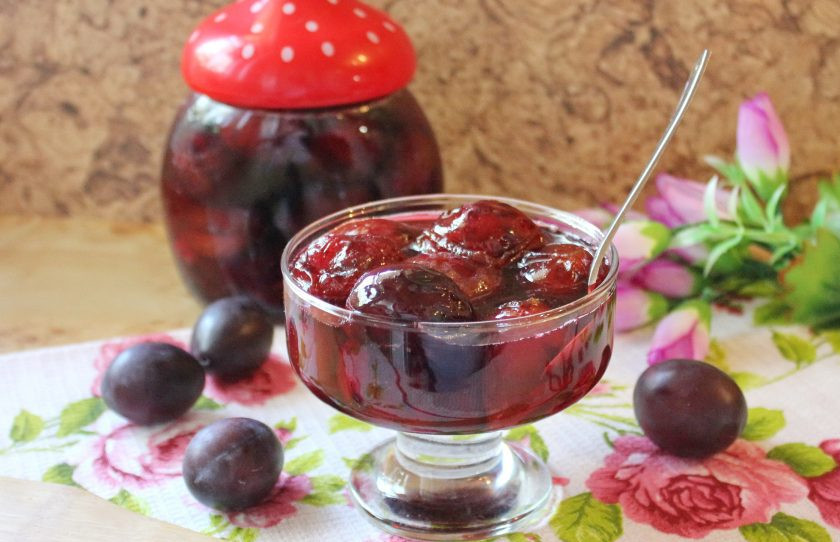 1. Этап. Варенье из целых слив: Варенье из целой сливы готово. Красивый и вкусный десерт подавайте к чаю или мороженому.