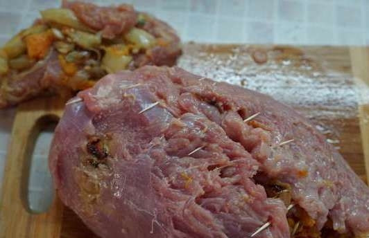 1. Этап. Филе индейки в рукаве: В филе сделайте надрезы побольше, если это необходимо, для того, чтобы положить в них начинку со сковороды. Скрепите разрезанные кармашки зубочистками.