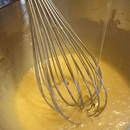 1. Этап. Соус Цезарь: Вводим масло тонкой струйкой, продолжая взбивать, до тех пор, пока соус не приобретет нужную густоту.