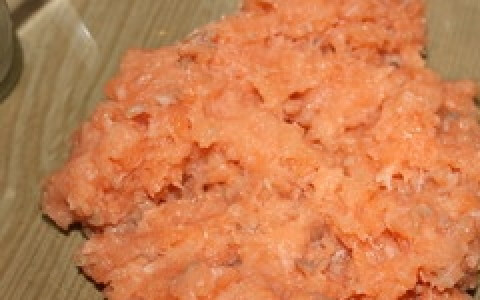 1. Этап. Тефтели из красной рыбы: Измельчить красную рыбу и лук с помощью блендера или мясорубки. Полученный фарш перемешать.