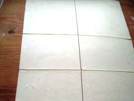 1. Этап. Хачапури с сулугуни в духовке: Достаньте замороженное тесто из морозилки, оставьте его размораживаться на столе или сделайте это в микроволновой печи в режиме 