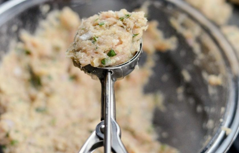 1. Этап. Митболы из курицы с сыром: 3. Затем сформируйте из фарша митболы.