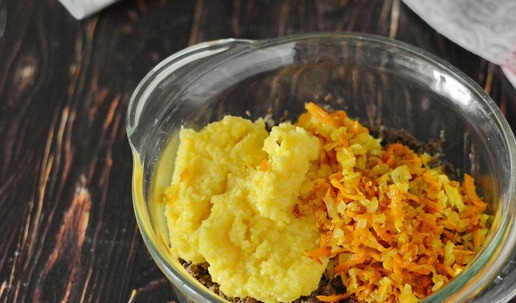 1. Этап. Блинчики, фаршированные лёгким и кукурузной полентой: На растительном масле на сковороде пассеруйте до лёгкого золотистого цвета нарезанный мелко лук и натёртую морковь. Соедините в миске измельчённое лёгкое, готовую поленту и пассерованные овощи.