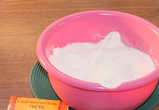 1. Этап. Творожное печенье с виноградом кишмиш: 3. Смешиваем муку с разрыхлителем теста.