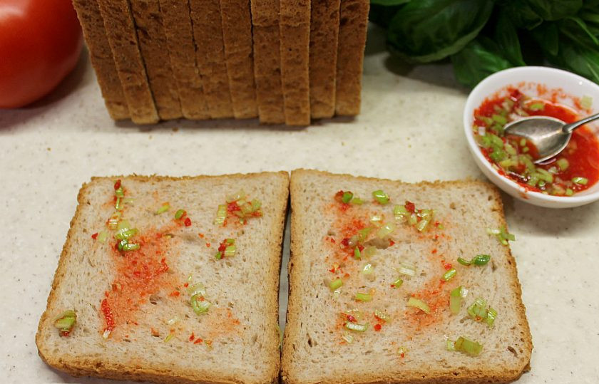 1. Этап. Панини на гриле: Измельченный чеснок и аджику намазываем на ломтики хлеба.