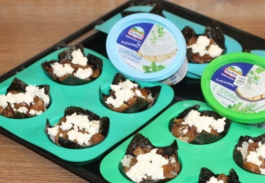 1. Этап. А-ля роллы с рыбой, сыром и авокадо: 18. На рыбку кладем творожный сыр Hochland, по 1 ч. л..