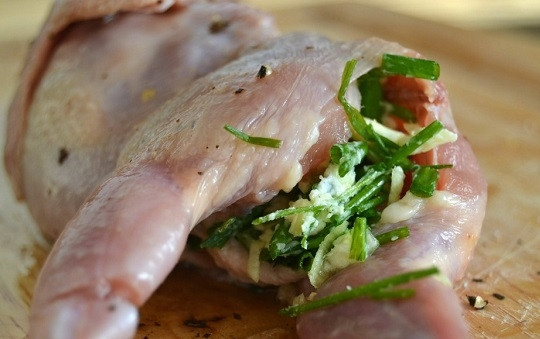 1. Этап. Перепелка в духовке: 8. Наполните птичек зеленью со специями.