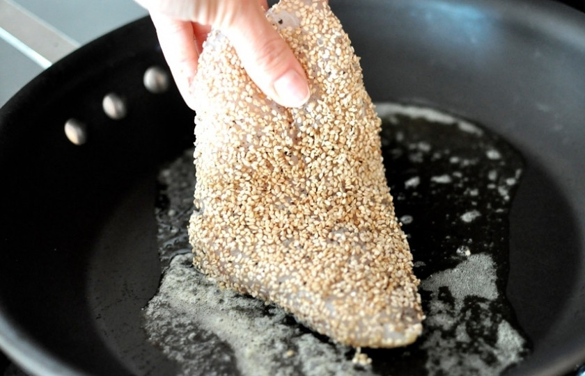 1. Этап. Рыба в кунжуте: В сковороде растопите сливочное масло. Положите кусок рыбы и обжарьте на среднем огне до готовности с обеих сторон (примерно по 3-4 минуты с каждой стороны).