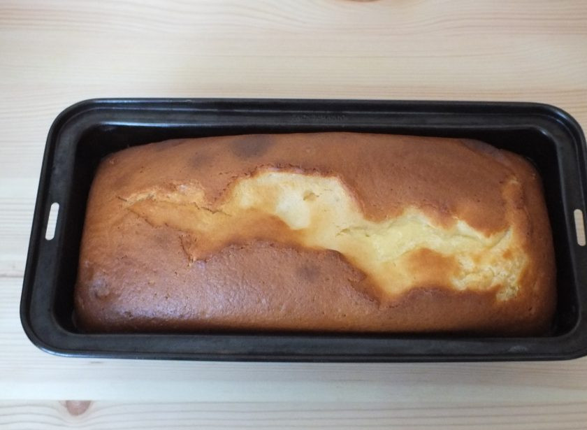 1. Этап. Творожный заливной пирог: Готовый пирог достаньте из духовки, оставьте в форме на 15 минут, а после извлеките и охладите.