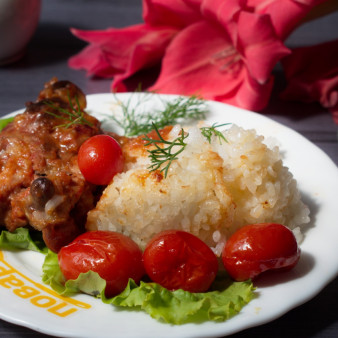 Жареная курица с луком-шалот и помидорами