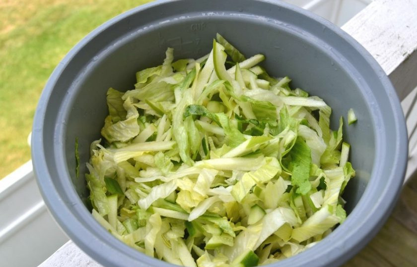 1. Этап. Салат с зелеными яблоками: 4. Смешайте в миске все ингредиенты.