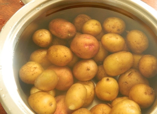 1. Этап. Картофельные рябчики: 2. Затем заливаем его водой, добавляем соль и варим до готовности.