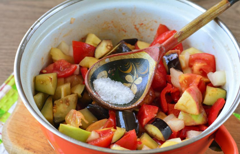 1. Этап. Икра из баклажанов с яблоками на зиму: Через 10 минут всыпьте сахар и соль, перемешайте, тушите овощи еще 10-15 минут.