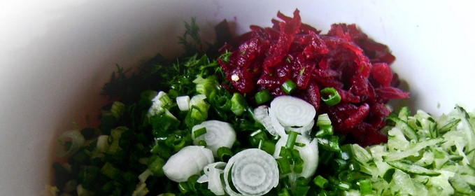 1. Этап. Холодник на кефире со свеклой: 2. Теперь измельчим все ингредиенты и смешаем вместе.