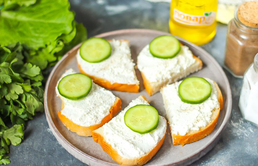 1. Этап. Бутерброды с печенью трески и творожным сыром: Нарежьте свежий огурец кружочками или брусочками и выложите на творожный слой.