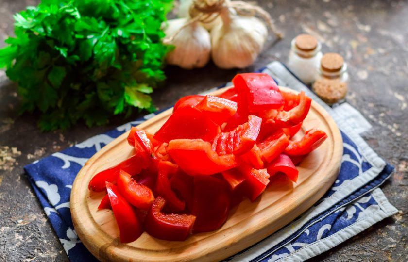 1. Этап. Лечо с медом: Перец очистите и нарежьте крупными пластинами.