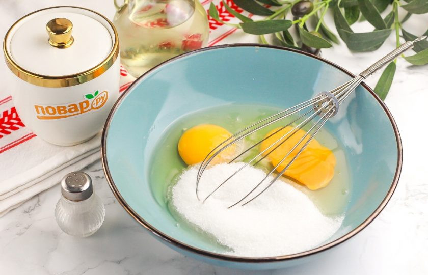 1. Этап. Ажурные блины на молоке (легкий рецепт): Вбейте куриные яйца в глубокую емкость, добавьте соль и сахарный песок. Взбейте все венчиком в течение 3 минут, чтобы все как следует перемешать. По желанию можно всыпать немного ванильного сахара.